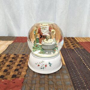 Pfaltzgraff Winterberry Santa Musical Snow Globe Play I'll Be Home For Christmas
